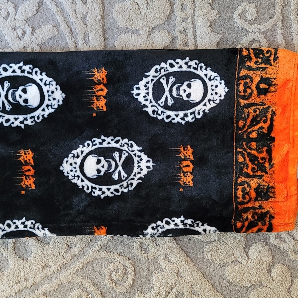 Luv Betsey Johnson Halloween Skull Throw Blanket Orange Black - Picture 4 of 5